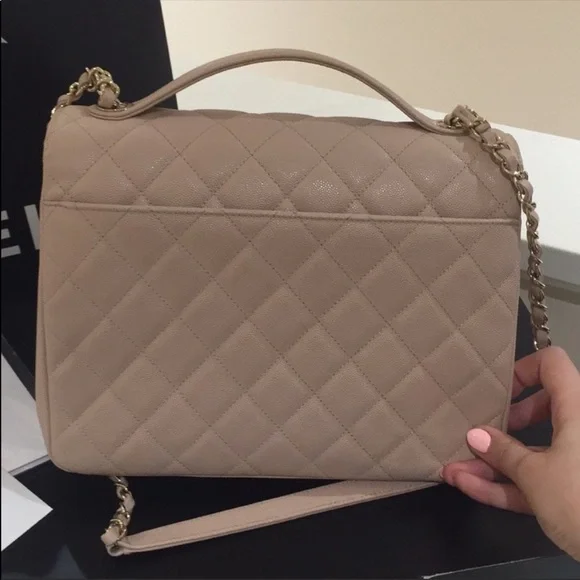 CHANEL Beige Quilted Bag with Gold Chain - Picture 5 of 8